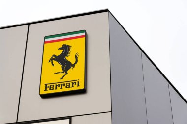 PRAG, CZECH REPUBLIC - 23 Aralık 2018: Ferrari N. V. İtalyan lüks spor otomobil üreticisi şirket logosu 23 Aralık 2018 tarihinde Prag, Çek Cumhuriyeti 'nde galeri binası önünde. 