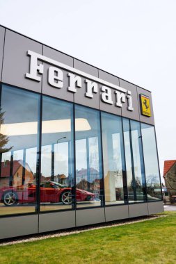 PRAG, CZECH REPUBLIC - 23 Aralık 2018: Ferrari N. V. İtalyan lüks spor otomobil üreticisi şirket logosu 23 Aralık 2018 tarihinde Prag, Çek Cumhuriyeti 'nde galeri binası önünde. 