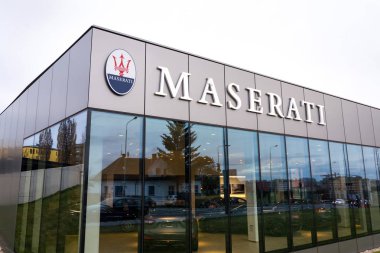 Prague, Çek Cumhuriyeti - 23 Aralık 2018: Maserati İtalyan lüks araba üreticisi şirket logosu Bayilik Prag, Çek Cumhuriyeti'nde 23 Aralık 2018 üzerinde bina önünde. 