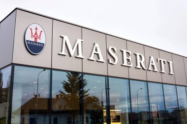 Prague, Çek Cumhuriyeti - 23 Aralık 2018: Maserati İtalyan lüks araba üreticisi şirket logosu Bayilik Prag, Çek Cumhuriyeti'nde 23 Aralık 2018 üzerinde bina önünde. 