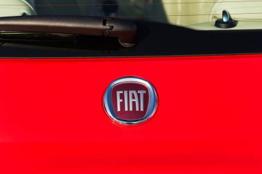 Prague, Çek Cumhuriyeti - 13 Aralık 2018: Fiat otomobil S. p. A. grup şirket logosu araba bayilik Prag, Çek Cumhuriyeti'nde 13 Aralık 2018 üzerinde bina önünde. 