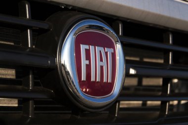 Prague, Çek Cumhuriyeti - 13 Aralık 2018: Fiat otomobil S. p. A. grup şirket logosu araba bayilik Prag, Çek Cumhuriyeti'nde 13 Aralık 2018 üzerinde bina önünde. 