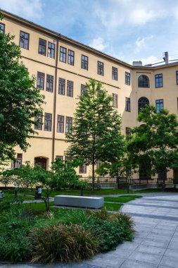Modern ofis binaları, coworking, çalışmalarını, gelecek arasında kamu parki işyeri kavramı, güneşli yaz günü paylaştı.