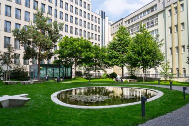 Modern ofis binaları, coworking, çalışmalarını, gelecek arasında kamu parki işyeri kavramı, güneşli yaz günü paylaştı.