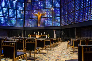 Yeni Kaiser Wilhelm Hatıra Kilisesi iç haç ve vitray ile dişlerin, Berlin, Almanya