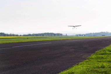 İnsansız hava aracı gözetleme robot ışık ve kamera zemin, Havaalanı piste iniş ile Havaalanı, güneşli yaz sabahı, uçak teslim kavramı, açık gökyüzü üzerinde kopya alanı