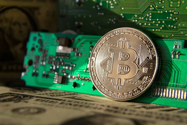 Bitcoin Plata Con Dólares Placa Base Computadora Minería Criptomonedas Concepto — Foto de Stock