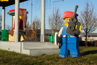 Kladno, Çek Cumhuriyeti - 4 Aralık 2018: tuğla modelleri 4 Aralık 2018 Kladno, Çek Cumhuriyeti için bina Lego Group şirket üretim fabrika önünde. 
