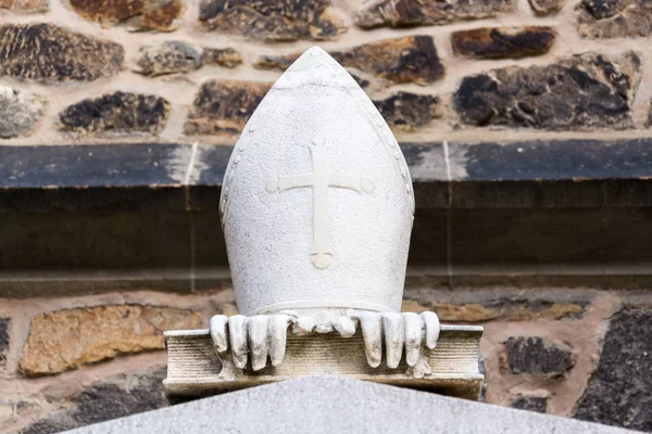 捷克共和国南摩拉维亚的圣彼得和保罗大教堂前 有三个主教的象征 带着十字架 手套和书 — 图库照片