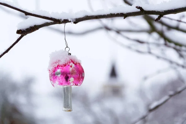 ヴィンテージ レトロなクリスマス ツリー ガラス装飾雪赤毒キノコ ベニテングタケ屋外冬の風景 背景に雪が降りました — ストック写真