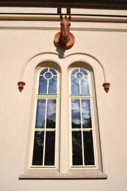 At kafası istikrarlı, Lany, Çek Cumhuriyeti duvarda heykel