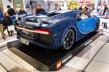 Prague, Çek Cumhuriyeti - 6 Ocak 2019: Bugatti Chiron tam boyutlu modeli üzerinde 6 Ocak 2019 Lego tuğla duruyor Prag, Çek Cumhuriyeti. 