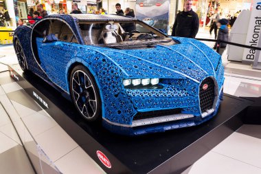 Prague, Çek Cumhuriyeti - 6 Ocak 2019: Bugatti Chiron tam boyutlu modeli üzerinde 6 Ocak 2019 Lego tuğla duruyor Prag, Çek Cumhuriyeti. 