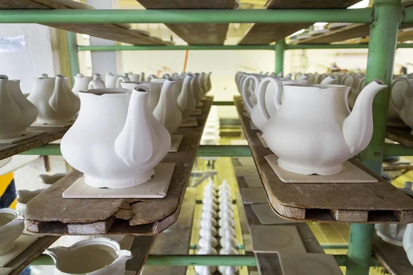 工場内の生産ラインに伝統的なセラミックスの陶器 — ストック写真