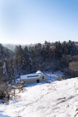 Güneşli dondurucu kış günü, soğuk hava tahmini, enerji verimliliği bina kavramı karlı vadi yeni modern rüya ev daire