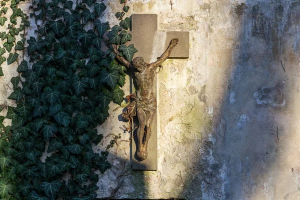 Bela Estátua Crucificação Enferrujada Jesus Cristo Durante Pôr Sol Parcialmente — Fotografia de Stock