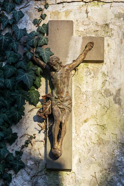 Красивая Ржавая Статуя Распятия Иисуса Христа Закате Частично Покрытая Плющом — стоковое фото