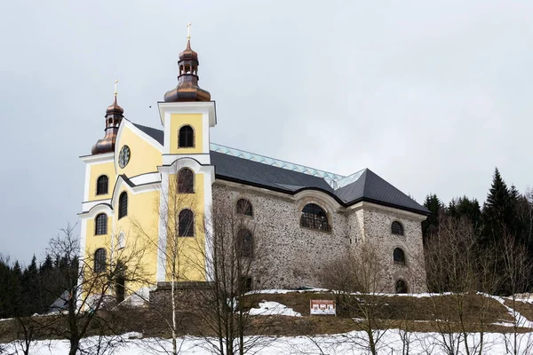 Kerk Van Veronderstelling Met Glazen Dak Besneeuwde Bergen Land Neratov — Stockfoto