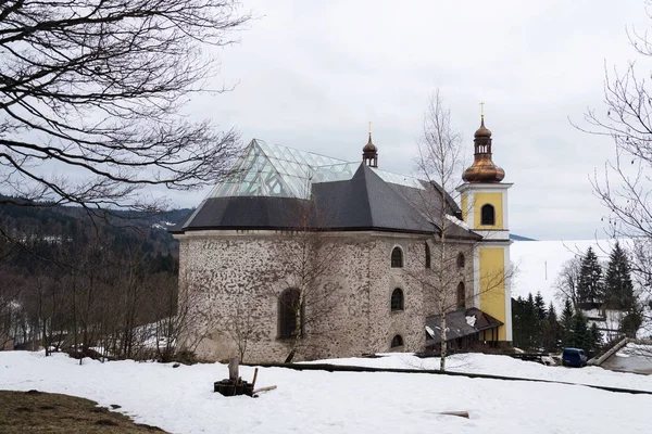 Igreja Assunção Com Telhado Vidro Montanhas Nevadas País Neratov Orlicke — Fotografia de Stock