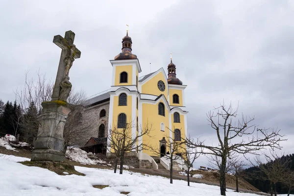Kerk Van Veronderstelling Met Glazen Dak Besneeuwde Bergen Land Neratov — Stockfoto