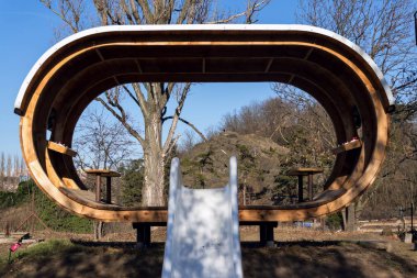 Güzel ahşap playhouse güneşli bir slayt olan çocuklar için