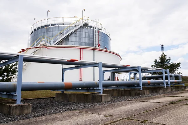 流体のガスや石油タンク ホルダー コンテナー 劇的な空背景コピー スペース — ストック写真