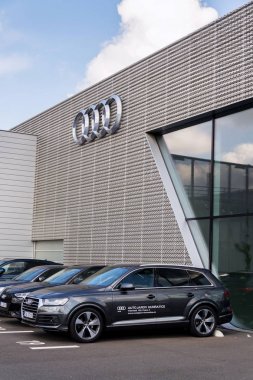 Prag, Çek Cumhuriyeti - 6 Mayıs 2019: 6 Mayıs 2019 tarihinde Prag, Çek Cumhuriyeti bayilik binasında Audi şirket logosu.