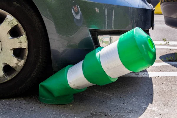 Coche Flexión Blanco Verde Puesto Tráfico Seguridad Con Parachoques Delantero —  Fotos de Stock