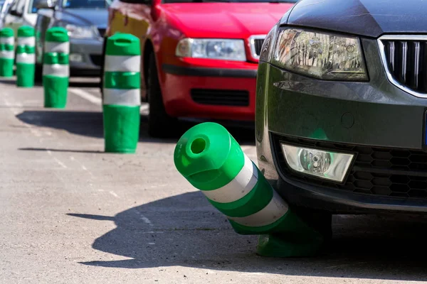 Carro Dobrando Branco Verde Posto Tráfego Segurança Com Pára Choques — Fotografia de Stock