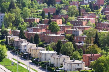 Zlin, Moravya, Çek Cumhuriyeti, güneşli yaz günü, havadan görünümü typified kırmızı tuğla aile Bata evleri