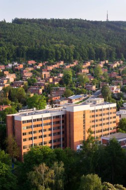 Zlin, Moravya, Çek Cumhuriyeti, güneşli yaz günü, havadan görünümü typified kırmızı tuğla aile Bata evleri