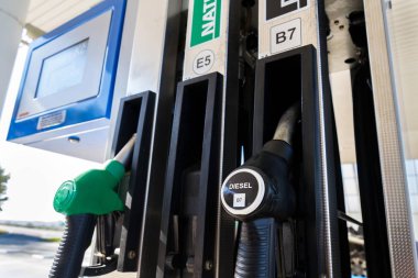 Yeni yakıt benzin istasyonu pompaları yeni AB etiketlerle etiketleme güneşli bir gün