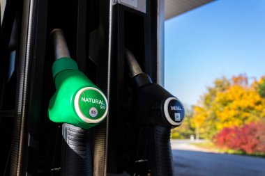 Yeni yakıt benzin istasyonu pompaları yeni AB etiketlerle etiketleme güneşli bir gün