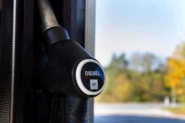 Yeni yakıt benzin istasyonu pompaları yeni AB etiketlerle etiketleme güneşli bir gün