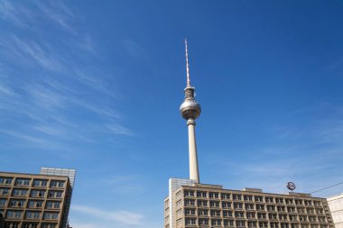 Berlin, Almanya - 15 Mayıs 2018: C&A moda perakende giyim mağazası logosu 15 Mayıs 2018 tarihinde Berlin, Almanya'da Fernsehturm televizyon kulesi ile Alexanderplatz'da inşa edildi.