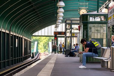 Berlin, Almanya - 15 Mayıs 2018: 15 Mayıs 2018'de Almanya'nın Başkenti Berlin'de Eberswalder Strasse istasyonunda U-Bahn ve S-Bahn hızlı transit trenini bekleyenler.