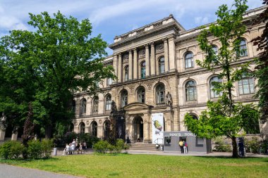 Berlin, Almanya-Mayıs 16 2018: Naturkunde Müzesi kürk önünde Insanlar-Doğal Tarih Müzesi Mayıs 16, 2018 Berlin, Almanya.