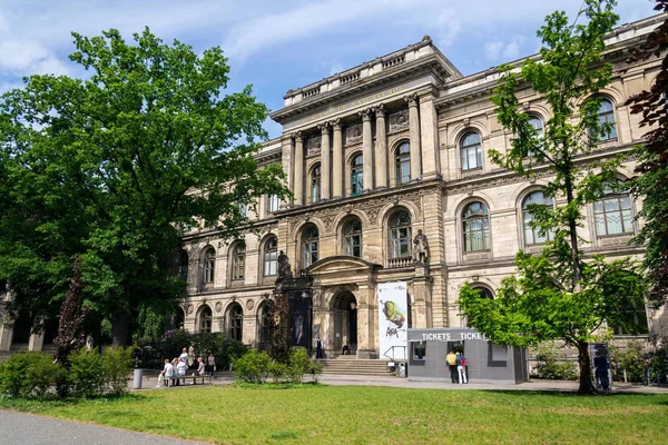 2018年5月16日 博物馆皮毛纳图尔文德前的人 自然历史博物馆于2018年5月16日在德国柏林 — 图库照片