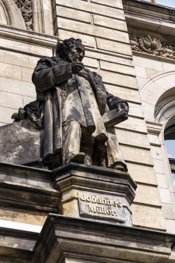 Johannes Peter Muller heykeli Müze kürk Naturkunde önünde - Berlin Doğal Tarih Müzesi, Almanya, güneşli yaz günü