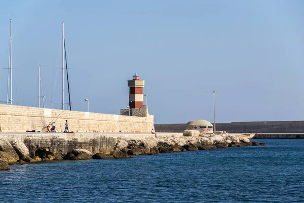 Monopoli Italia Julio 2018 Hombre Pescando Frente Faro Puerto Monopoli —  Fotos de Stock