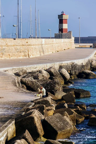 Monopoli Italia Julio 2018 Hombre Pescando Frente Faro Puerto Monopoli —  Fotos de Stock