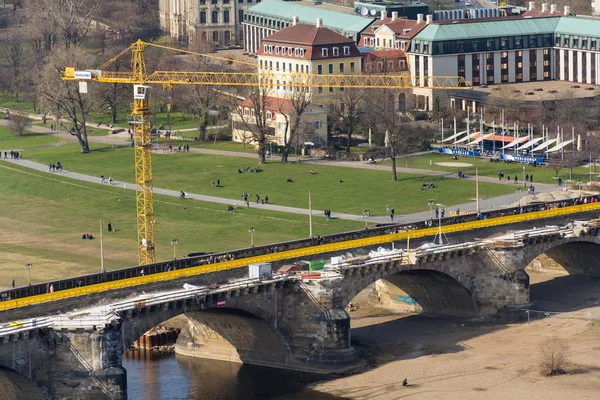 Dresden Deutschland April 2018 Gelber Kran Auf Baustelle Der Augustusbrücke — Stockfoto