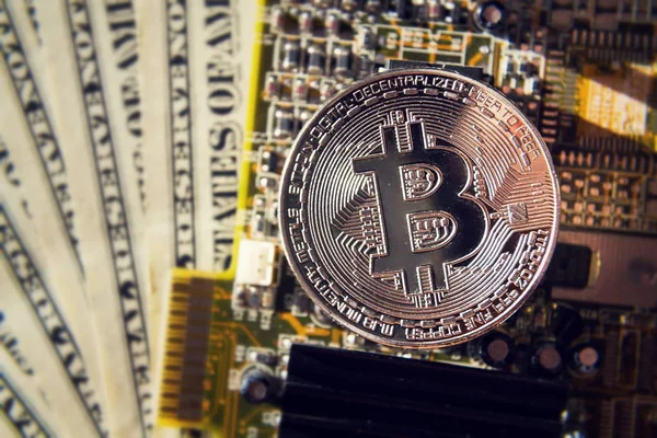 Bitcoin Plata Con Dólares Placa Base Computadora Minería Criptomonedas Concepto — Foto de Stock