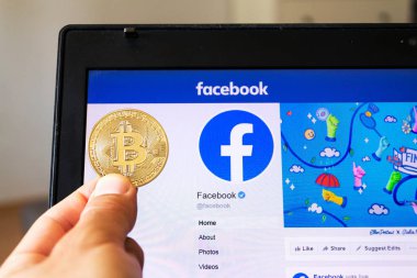 Prag, Çek Cumhuriyeti - 18 Haziran 2019: Facebook'un altın bitcoin yalan ana sayfası 18 Haziran 2019'da Prag, Çek Cumhuriyeti'nde dijital cüzdan Calibra ve kripto para birimi Terazi'yi piyasaya sürüyor.