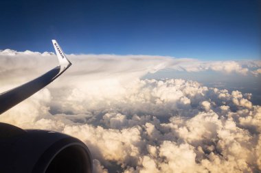 Memmingen, Almanya - 6 Temmuz 2019: Ryanair İrlandalı düşük maliyetli havayolu Boeing 737 kanat uçuş sırasında bulutlu gökyüzü arka plan ile 6 Temmuz 2019 Memmingen, Almanya.