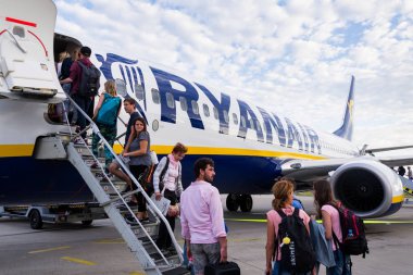 Memmingen, Almanya - 6 Temmuz 2019: Ryanair İrlandalı düşük maliyetli havayolu uçağı Boeing 737'ye binen ler 6 Temmuz 2019 tarihinde Memmingen, Almanya'da bulutlu gökyüzü geçmişi yle.