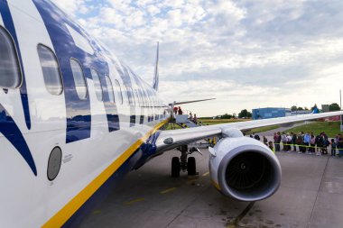 Memmingen, Almanya - 6 Temmuz 2019: Ryanair İrlandalı düşük maliyetli havayolu uçağı Boeing 737'ye binen ler 6 Temmuz 2019 tarihinde Memmingen, Almanya'da bulutlu gökyüzü geçmişi yle.