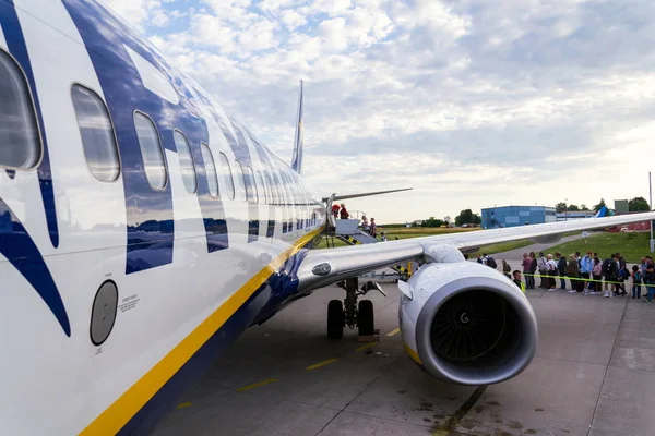 ドイツ ドイツ 2019年7月6日 ドイツ メミンゲンで2019年7月6日に曇り空の背景を持つライアンエアアイルランドの低コスト旅客機ボーイング737に搭乗する人々 — ストック写真