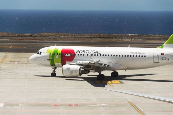 グラナディラ アボナ スペイン 7月13 2019 タップエアポルトガル航空フラッグキャリアエアバスA319飛行機は グラナディラデアボナ スペインで2019年7月13日に空港滑走路上の飛行の準備をします — ストック写真