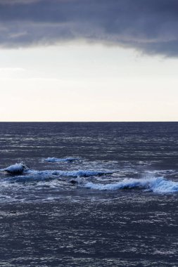 Deniz ve bulutlar arasında gökyüzü şeridi nde metin için büyük kopya alanı, yaz gününde gün doğumu
